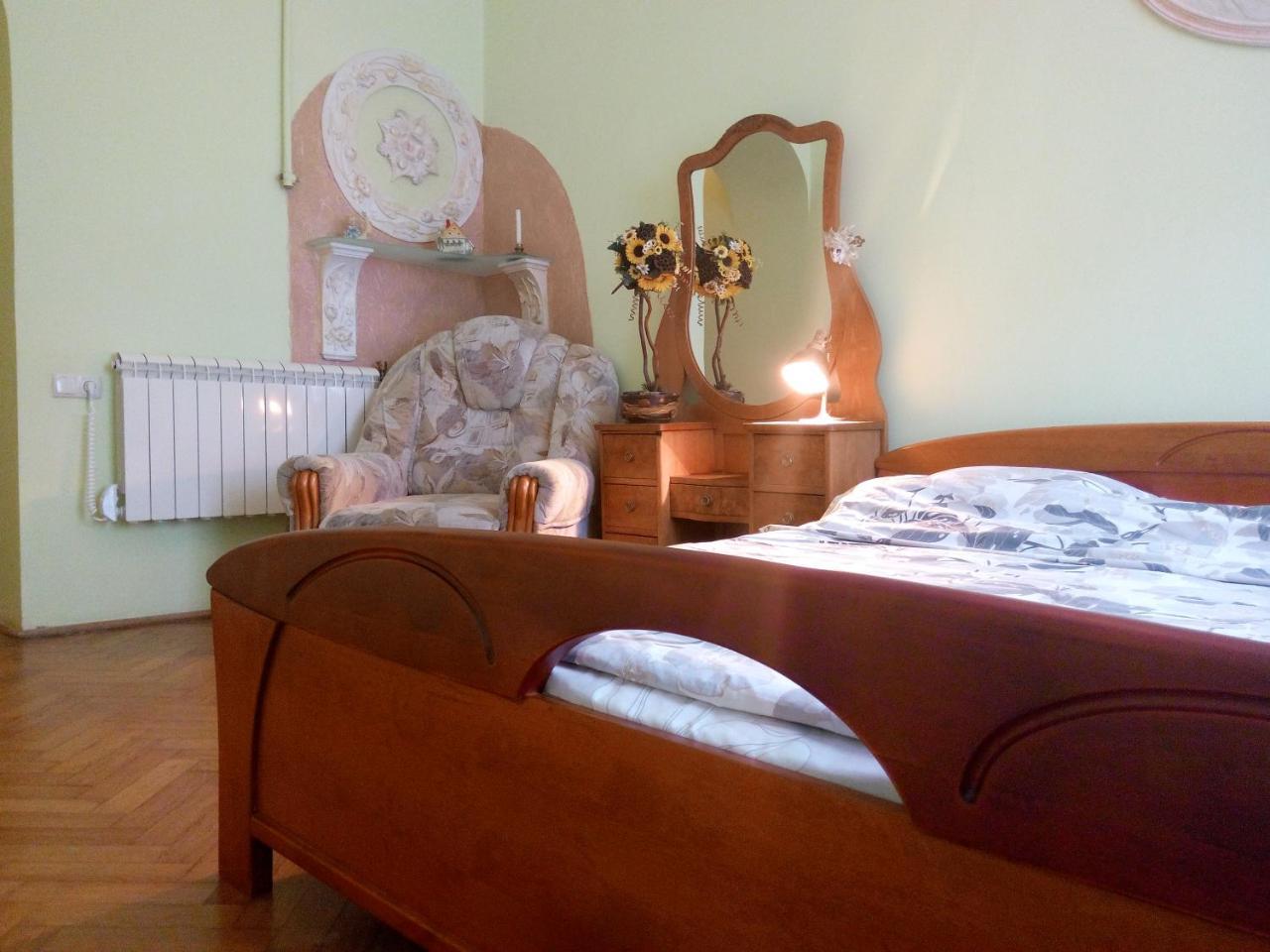 Flat On Sheptytskykh Apartment Lviv Bagian luar foto